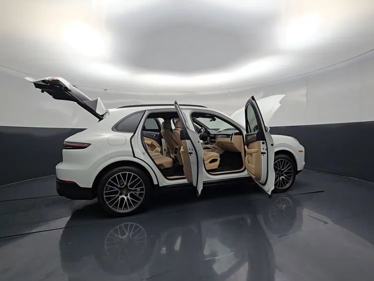 Used 2022 Porsche Cayenne AWD/4WD image 14
