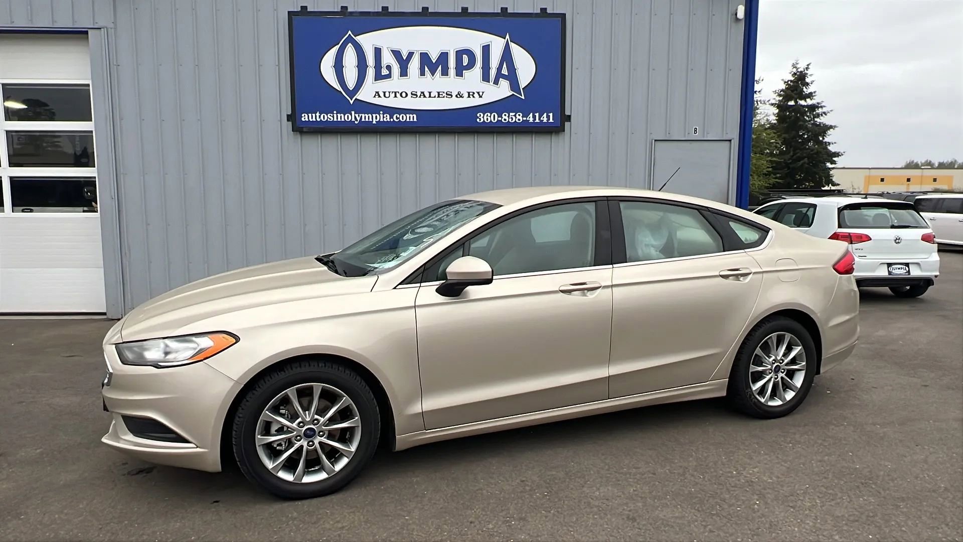 Used 2017 Ford Fusion SE FWD image 1
