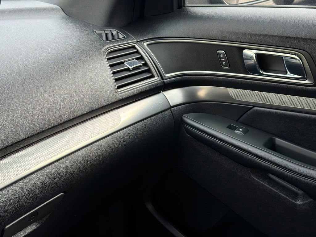 Used 2018 Ford Explorer XLT image 33