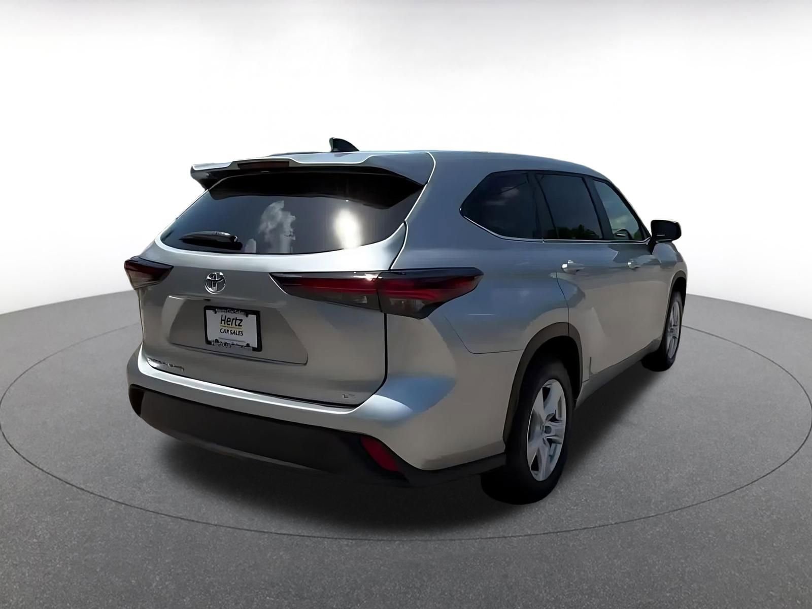 Used 2025 Toyota Highlander LE FWD image 14