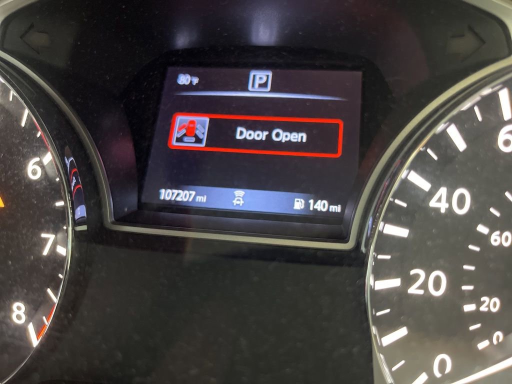 Used 2018 Nissan Pathfinder SV image 2