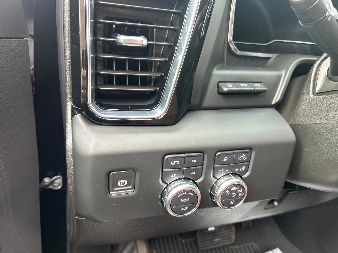 Used 2024 GMC Sierra 2500 Denali Ultimate AWD/4WD image 9