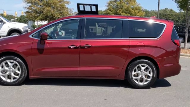 Used 2018 Chrysler Pacifica Touring Plus w/ Tire & Wheel Group FWD image 9