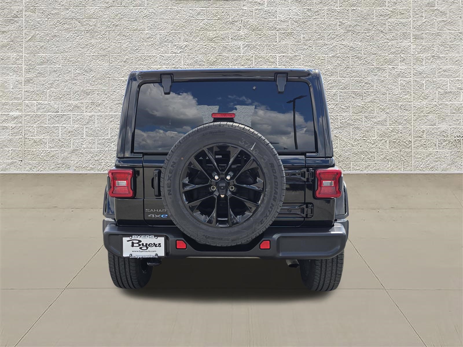Used 2025 Jeep Wrangler Unlimited Sahara AWD/4WD image 6