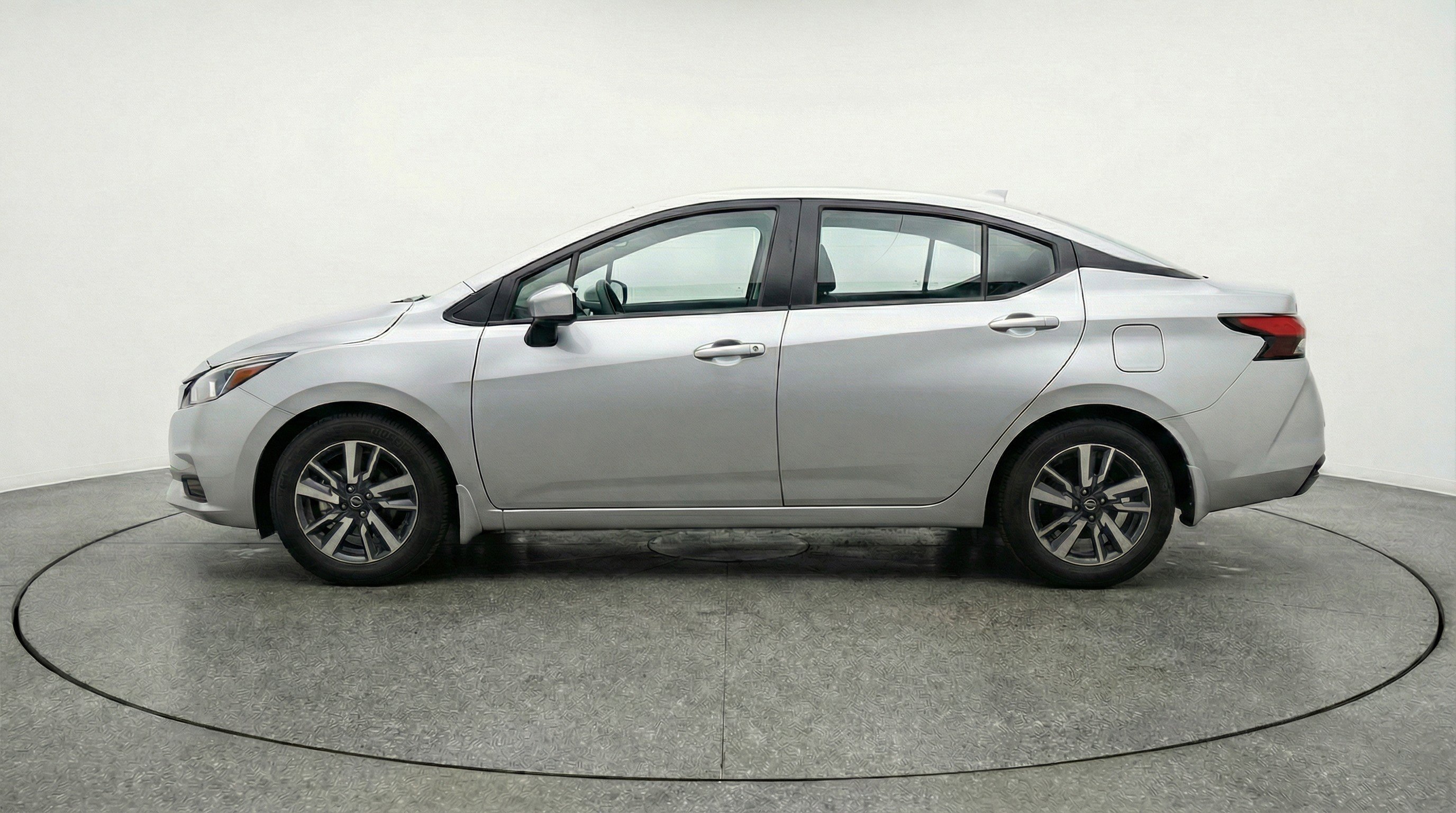 Used 2025 Nissan Versa SV image 5