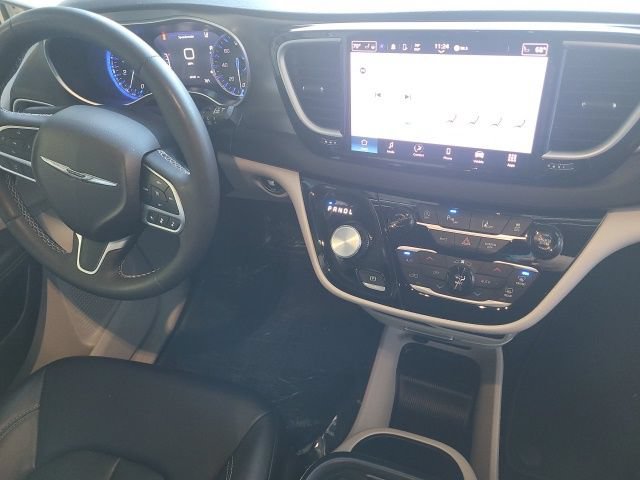Used 2024 Chrysler Pacifica Touring-L FWD image 8
