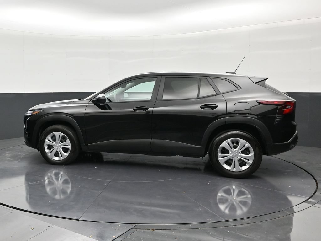 Used 2025 Chevrolet Trax LS FWD image 2