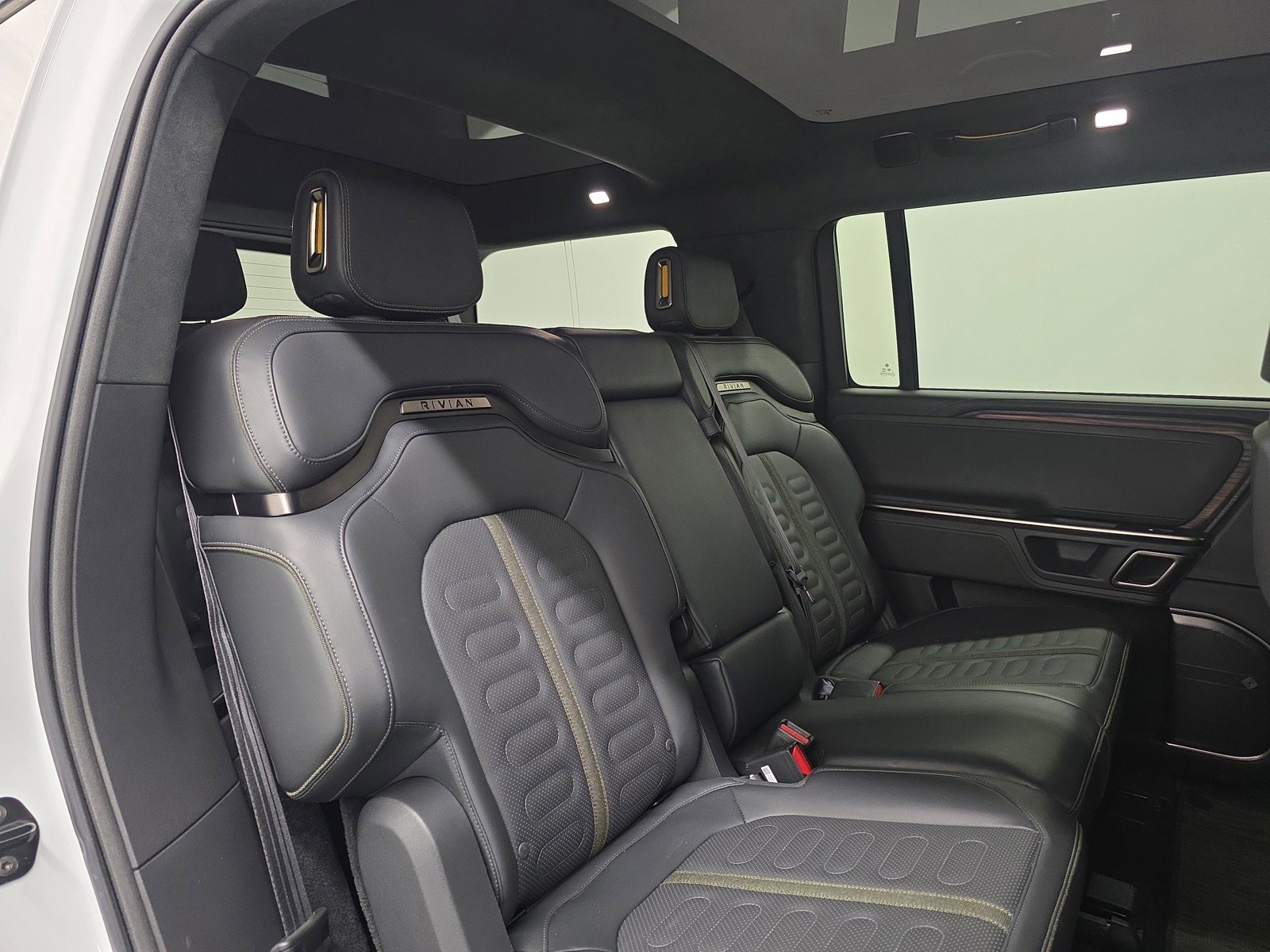 Used 2024 Rivian R1S Adventure AWD/4WD image 23