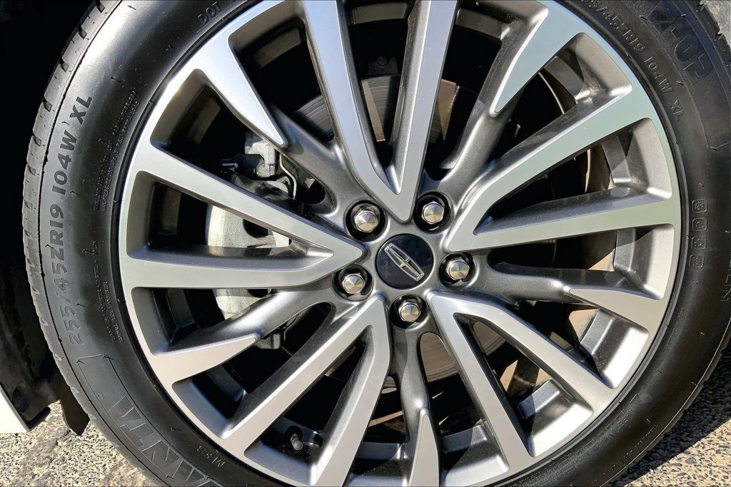 Used 2019 Lincoln Continental Select w/ Continental Climate Package FWD image 3