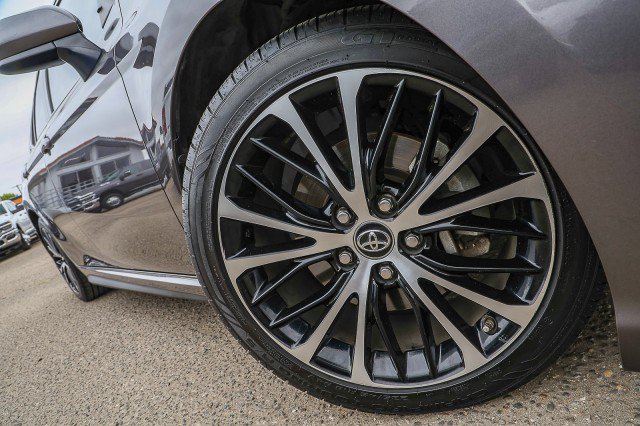 Used 2018 Toyota Camry SE FWD image 2