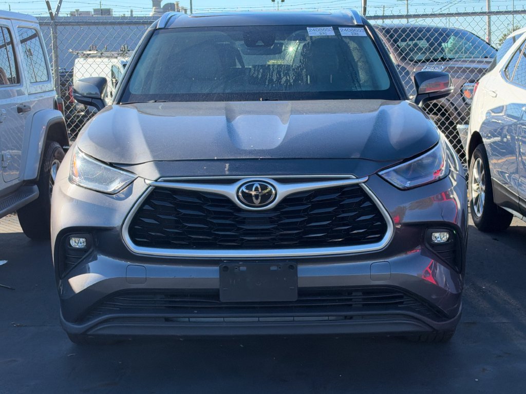 Used 2021 Toyota Highlander XLE AWD/4WD image 3