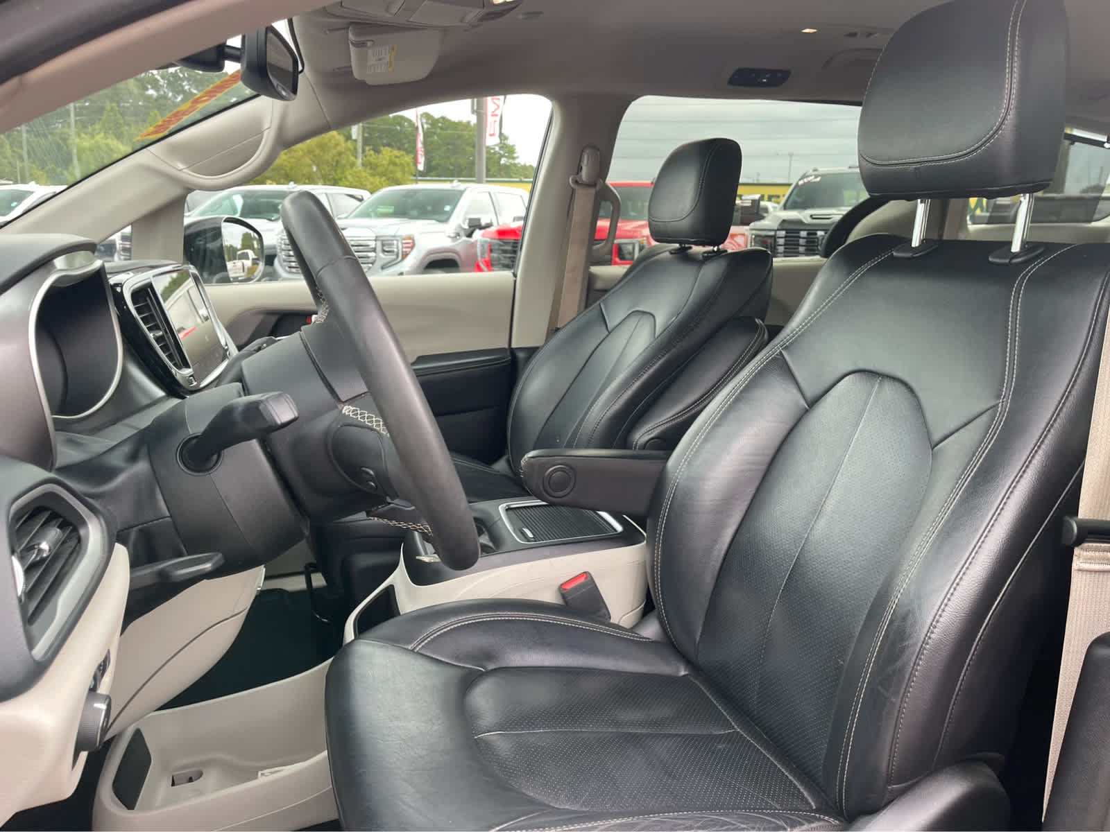 Used 2022 Chrysler Pacifica Touring-L FWD image 12