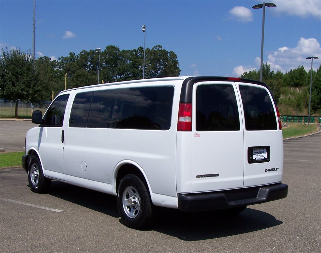 Used 2004 Chevrolet Express 1500 Passenger RWD image 2
