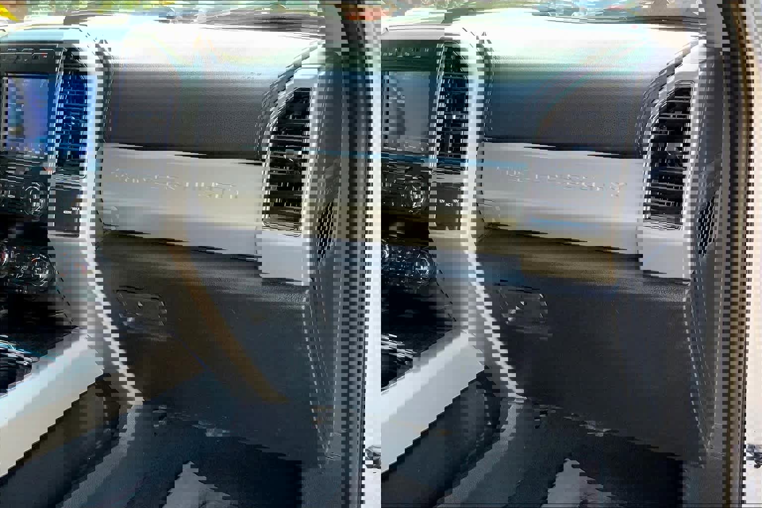 Used 2020 Ford F250 Lariat w/ Lariat Ultimate Package AWD/4WD image 17