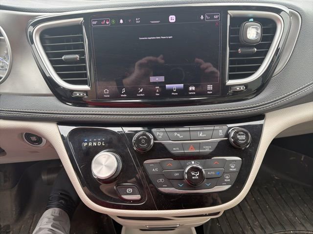 Used 2021 Chrysler Pacifica Touring-L FWD image 8