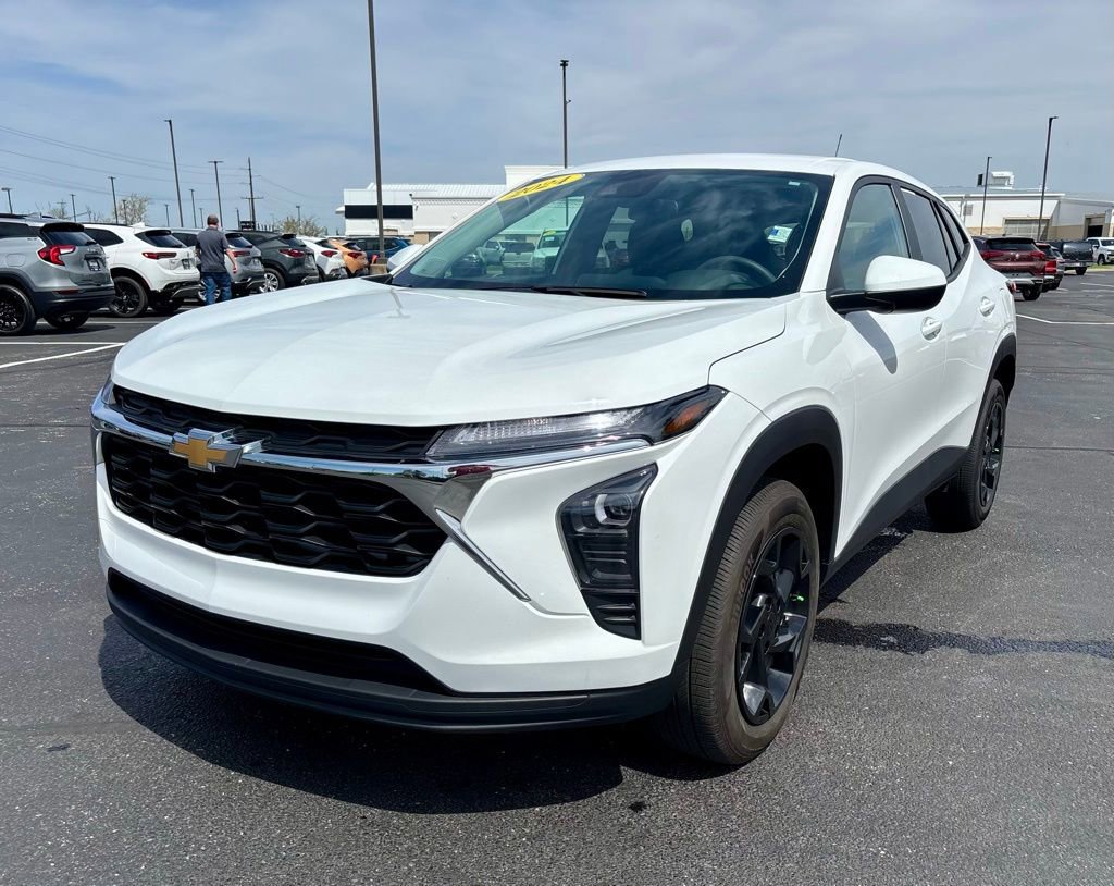 Used 2024 Chevrolet Trax LS w/ LS Convenience Package FWD image 3