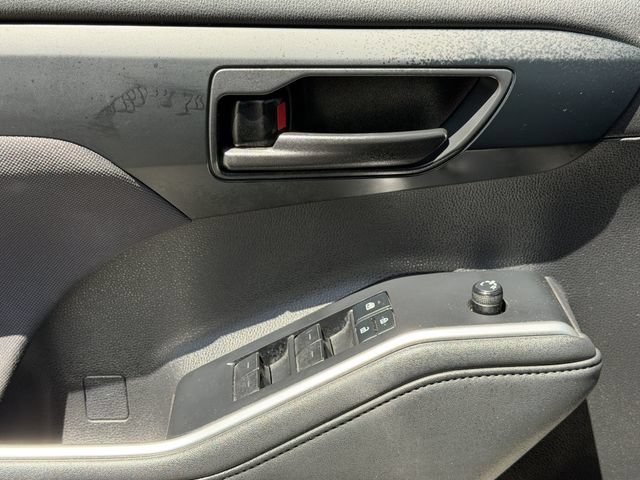 Used 2021 Toyota Highlander LE FWD image 22