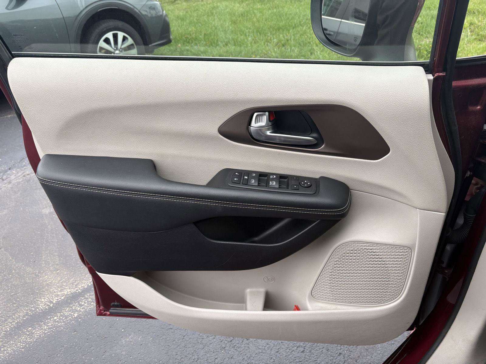Used 2023 Chrysler Voyager LX image 3