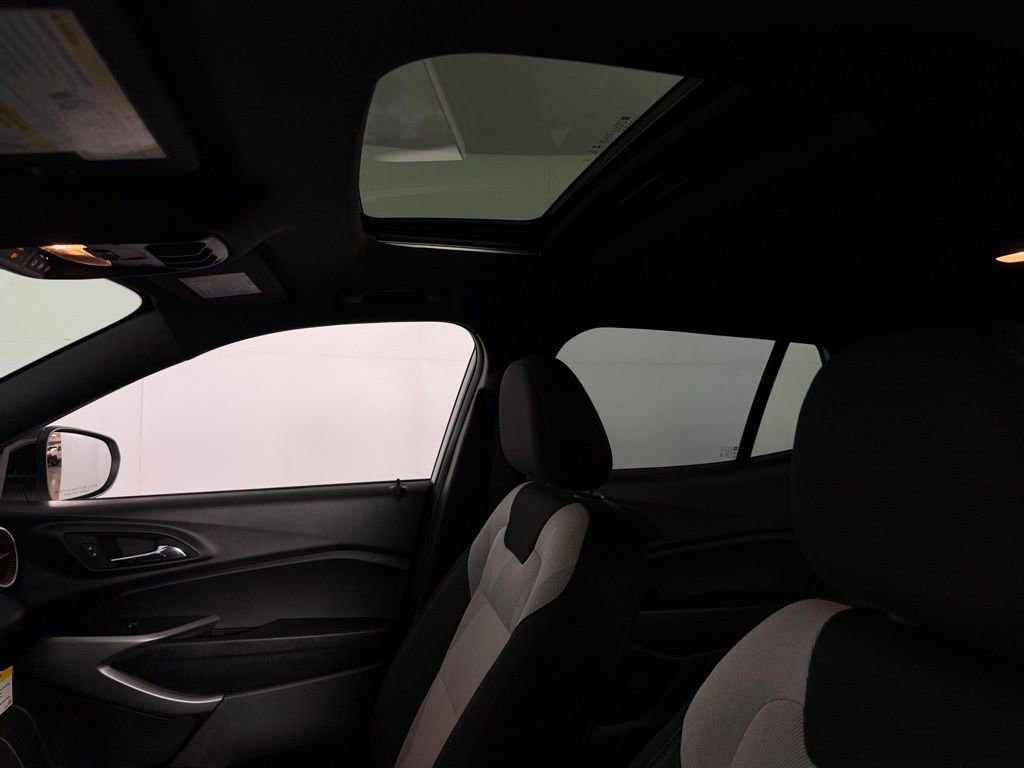 Used 2025 Chevrolet Trax RS w/ Sunroof Package image 23