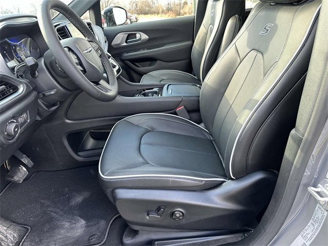 New 2025 Chrysler Pacifica Limited w/ Uconnect Theater Family Group image 21
