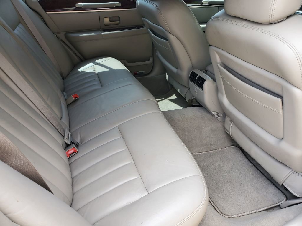 Used 2003 Lincoln Town Car Executive image 29