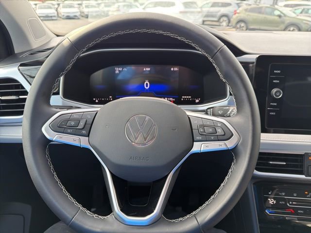 Certified 2025 Volkswagen Taos SE image 11