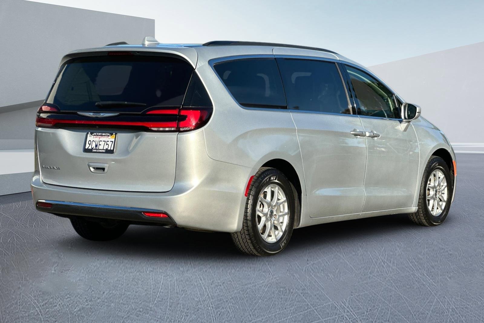 Used 2022 Chrysler Pacifica Touring-L image 4