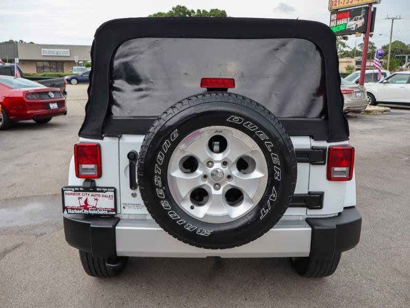 Used 2015 Jeep Wrangler Unlimited Sahara w/ Connectivity Group AWD/4WD image 4