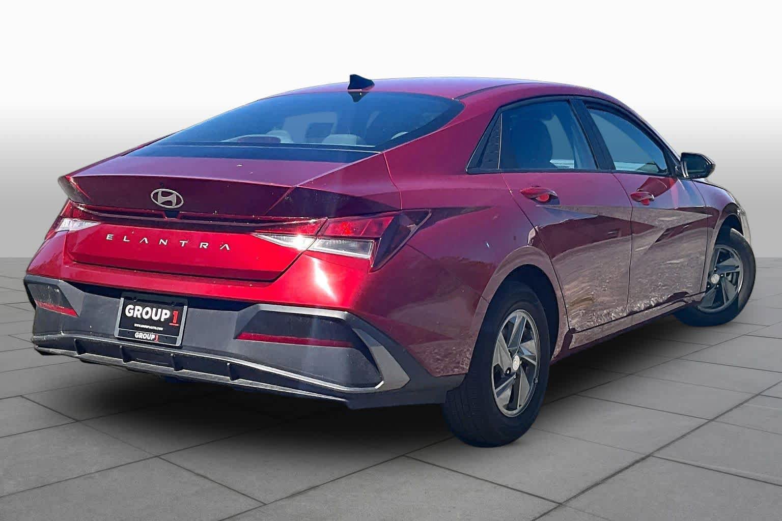 Used 2025 Hyundai Elantra SE w/ Cargo Package FWD image 13