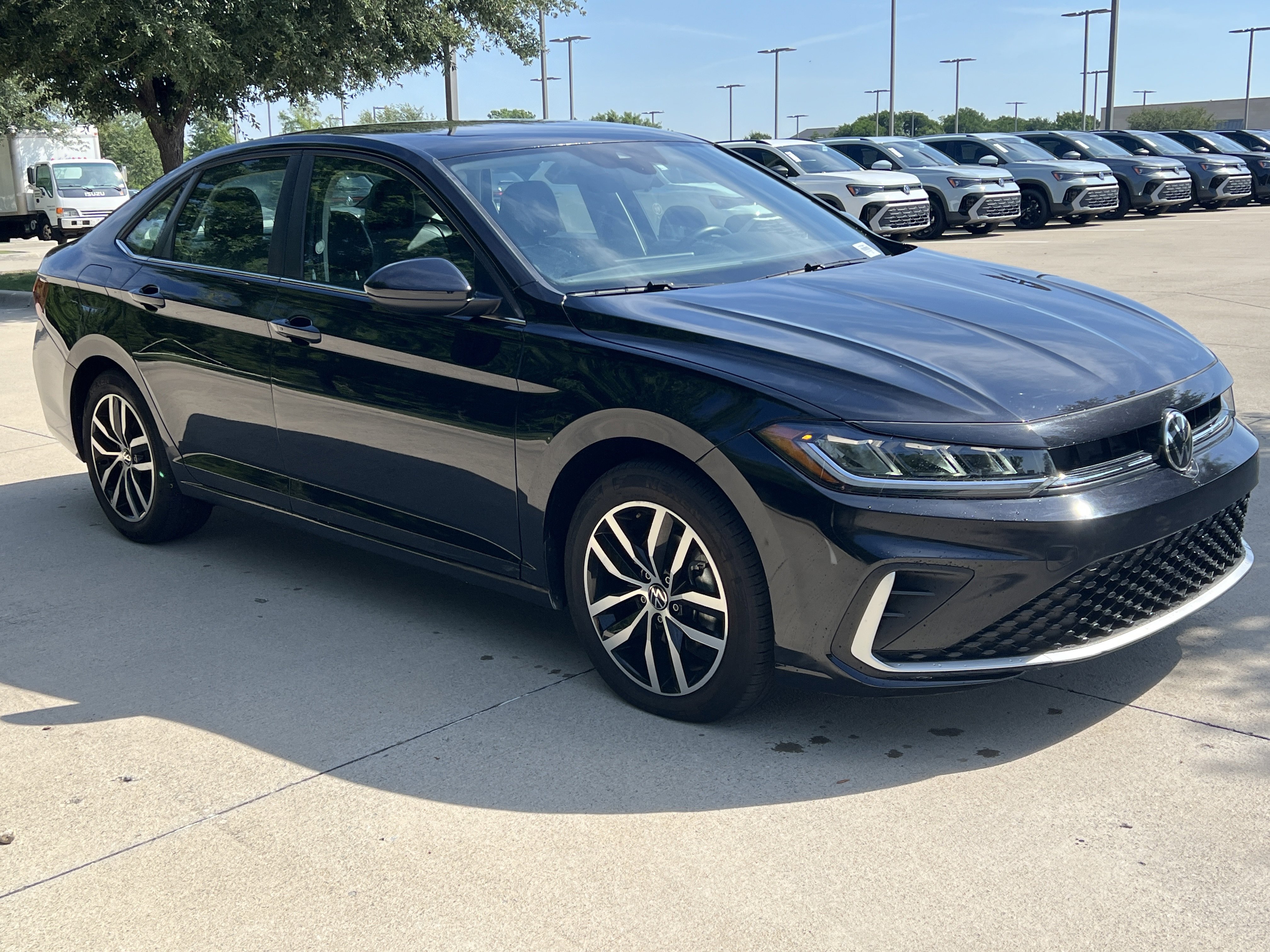 Used 2025 Volkswagen Jetta SE FWD image 2