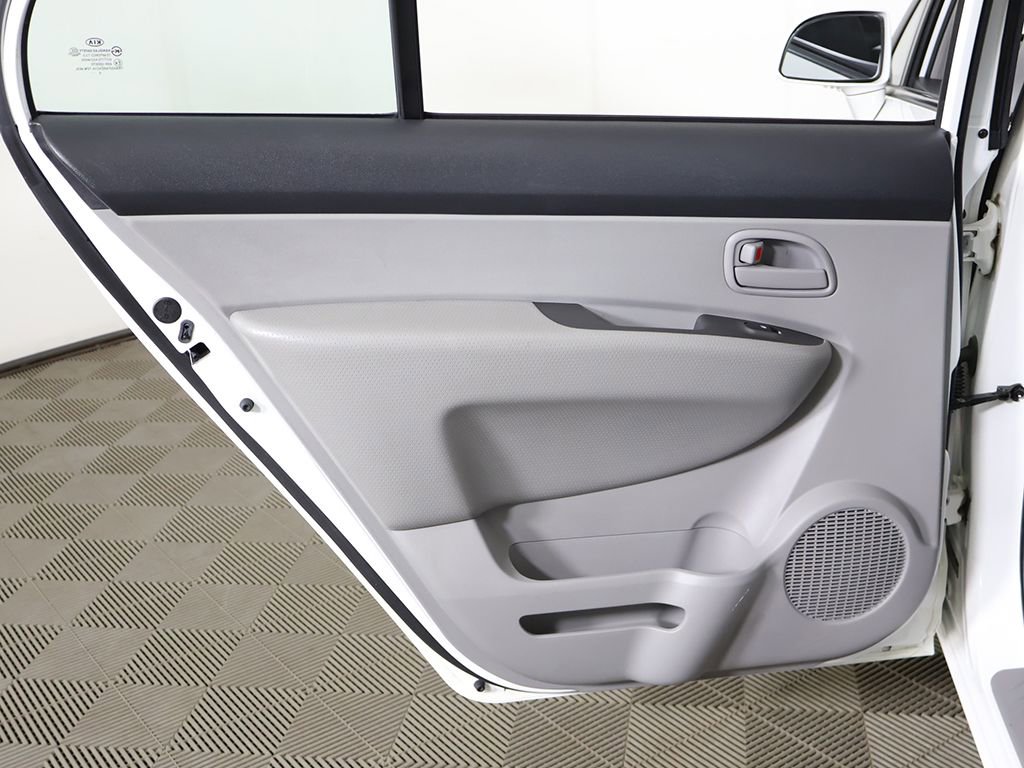 Used 2007 Kia Rondo LX w/ Convenience Pkg image 19