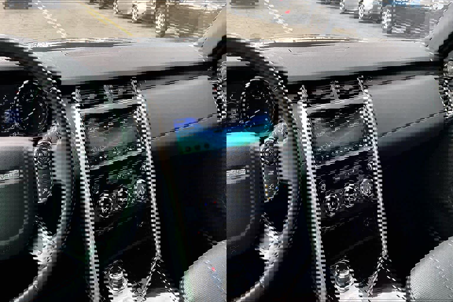 Used 2017 Land Rover Discovery HSE image 6