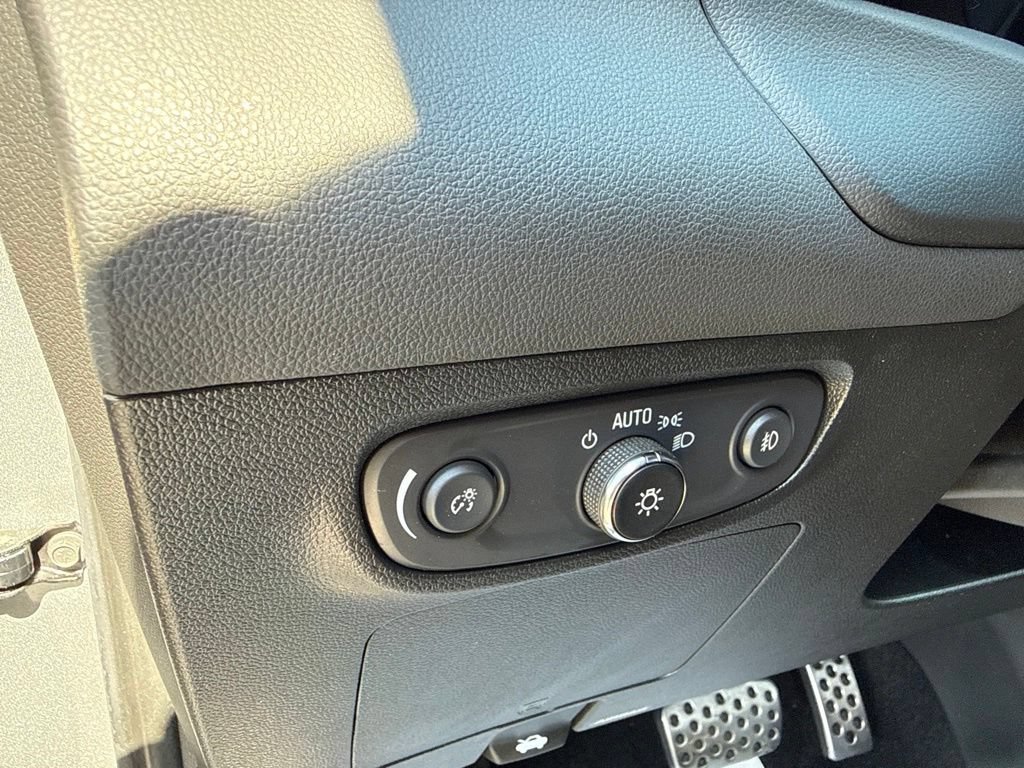 Used 2023 Buick Encore GX Select w/ Sport Touring Package FWD image 22