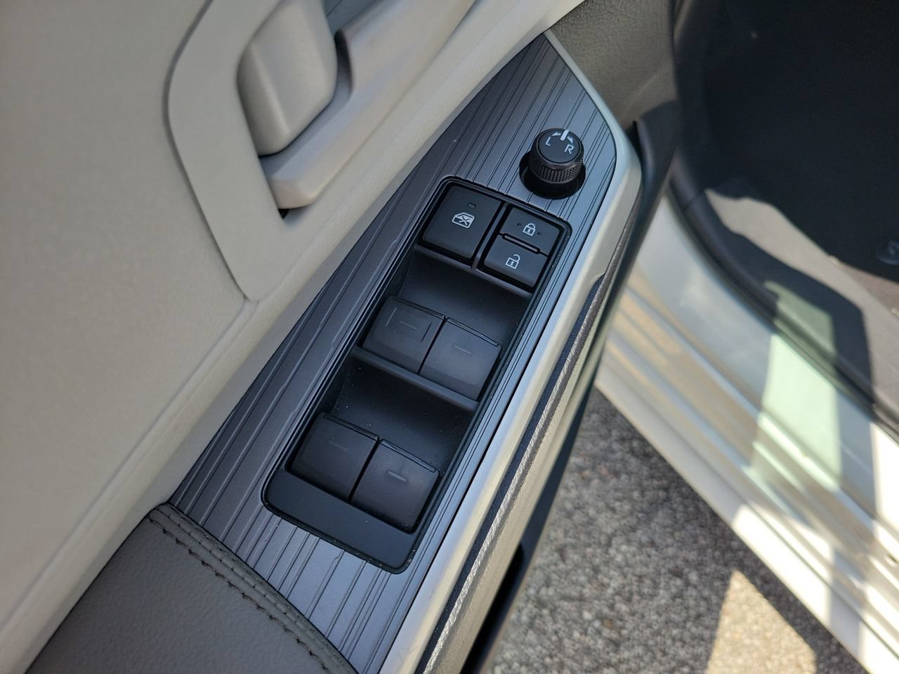 Used 2025 Toyota Sienna LE FWD image 15