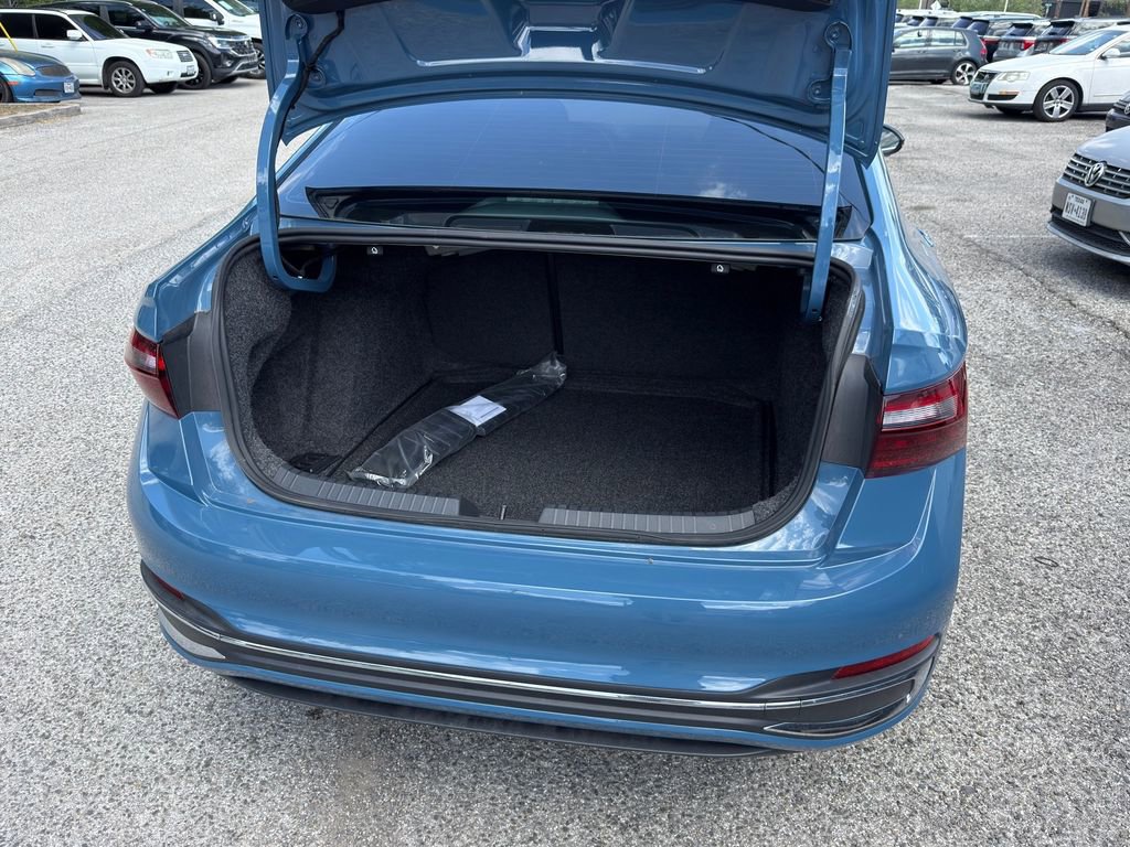 Certified 2025 Volkswagen Jetta SEL image 7