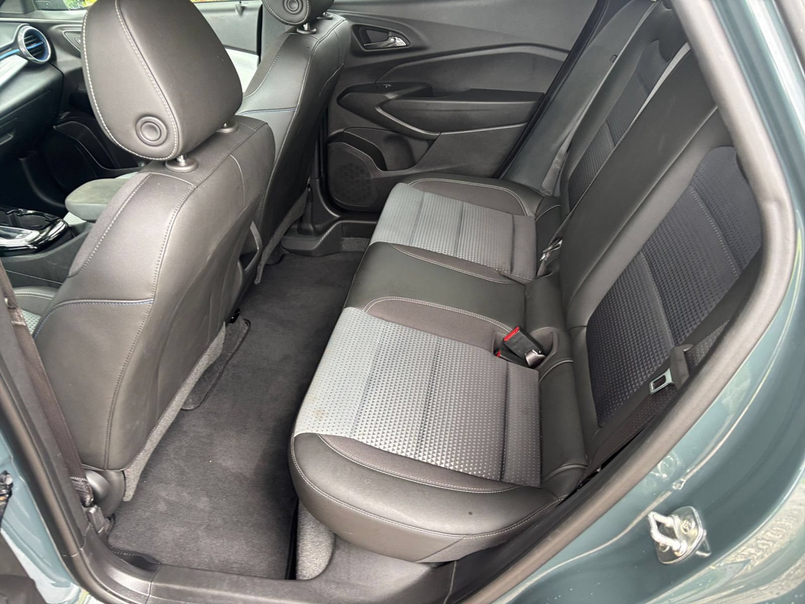Used 2025 Chevrolet Trax LT w/ LT Convenience Package FWD image 24