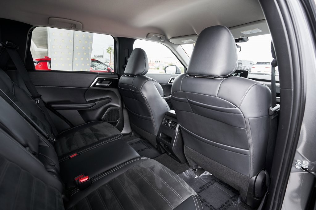 Used 2024 Mitsubishi Outlander SE image 25