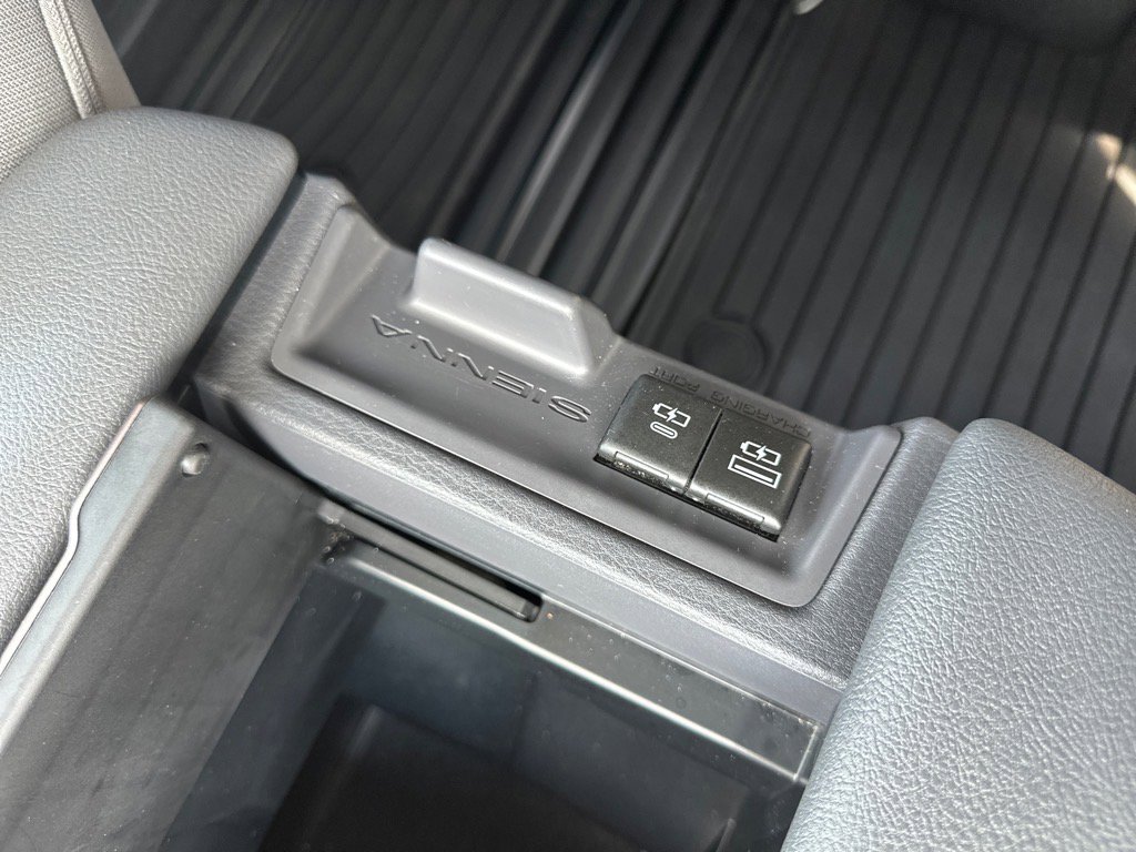 Used 2022 Toyota Sienna LE image 31