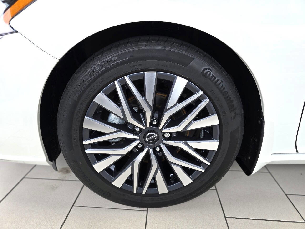 Used 2023 Nissan Altima 2.5 SV w/ SV Premium Package image 19