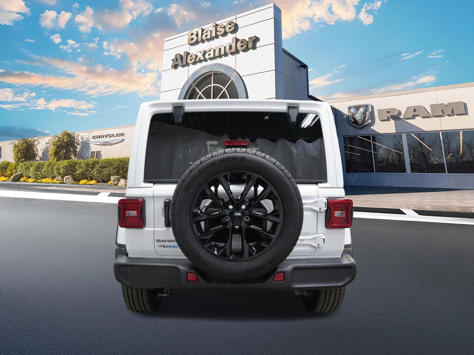 Used 2025 Jeep Wrangler Sahara AWD/4WD image 6
