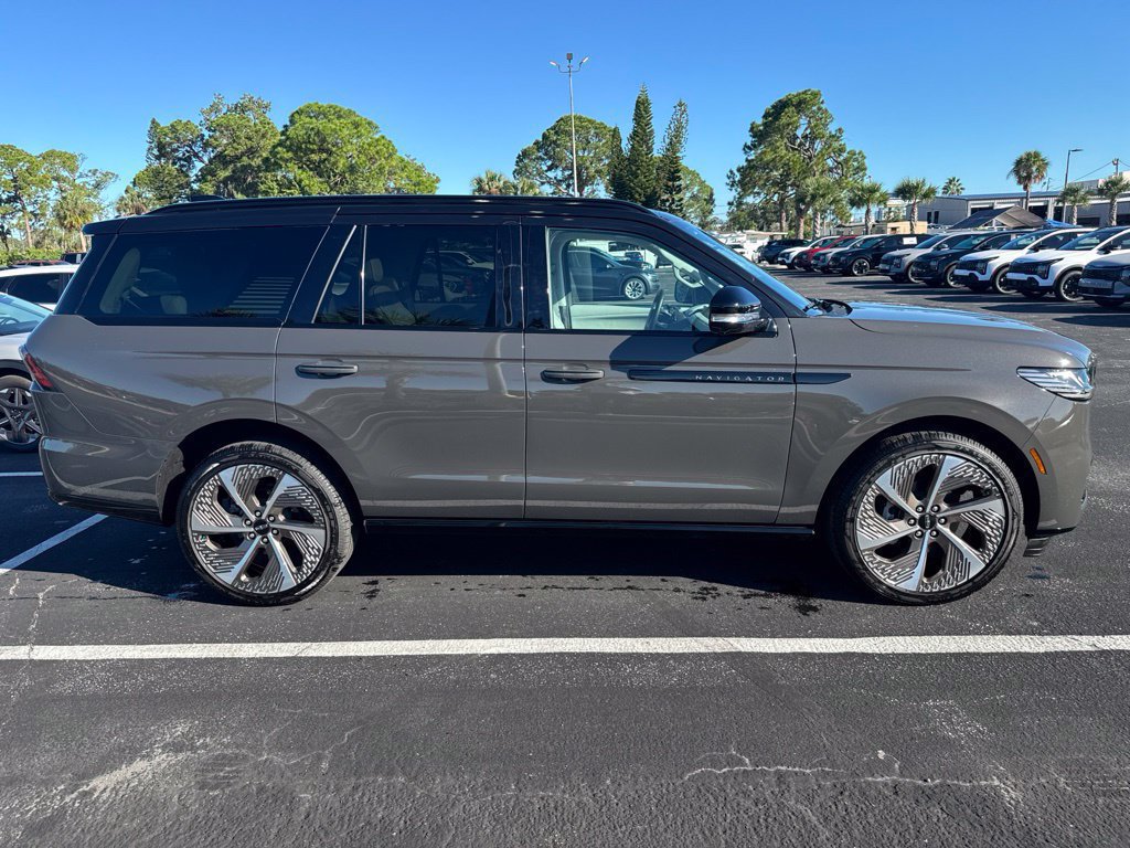Used 2026 Lincoln Navigator Black Label w/ Black Label Special Edition AWD/4WD image 3