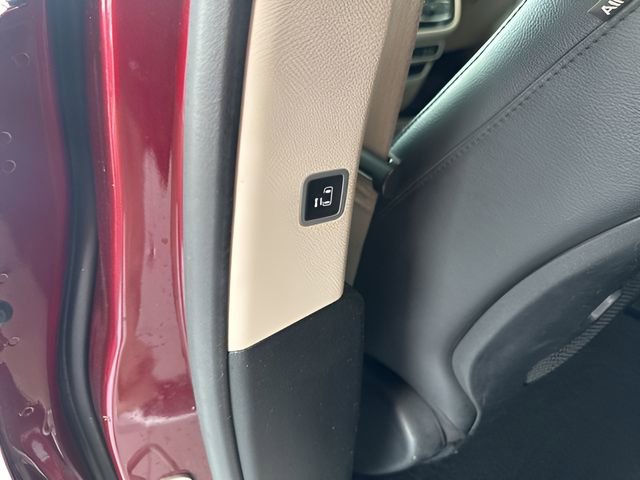 Used 2017 Chrysler Pacifica Touring-L FWD image 17