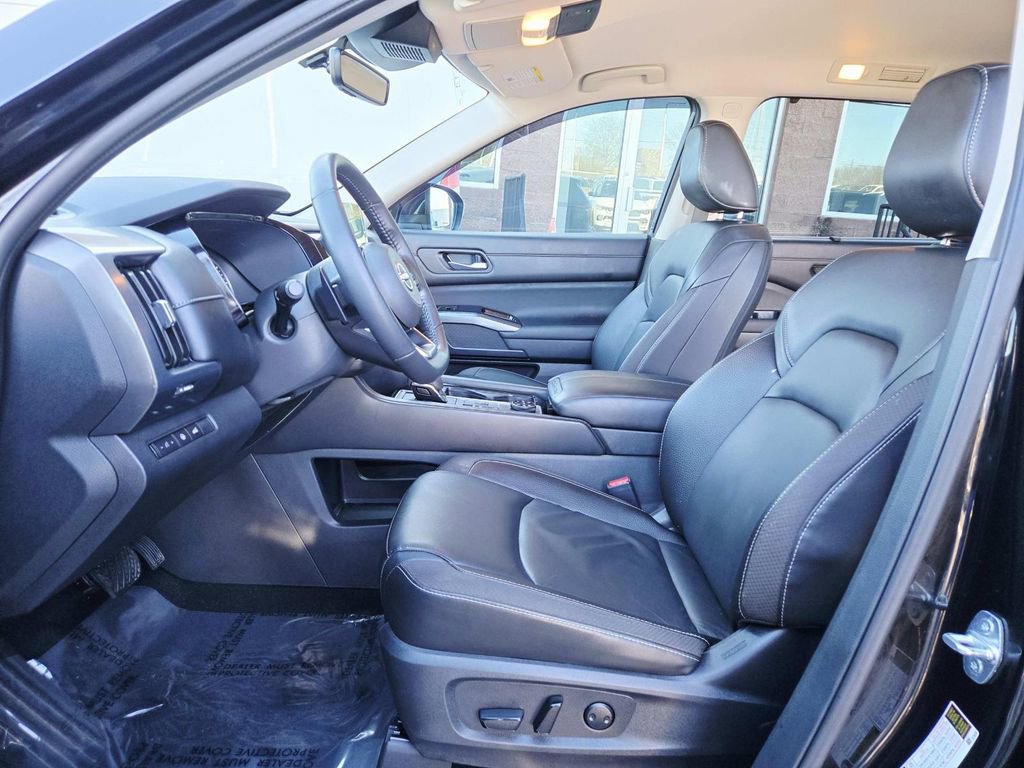 Used 2023 Nissan Pathfinder SL w/ Black Appearance Package image 11