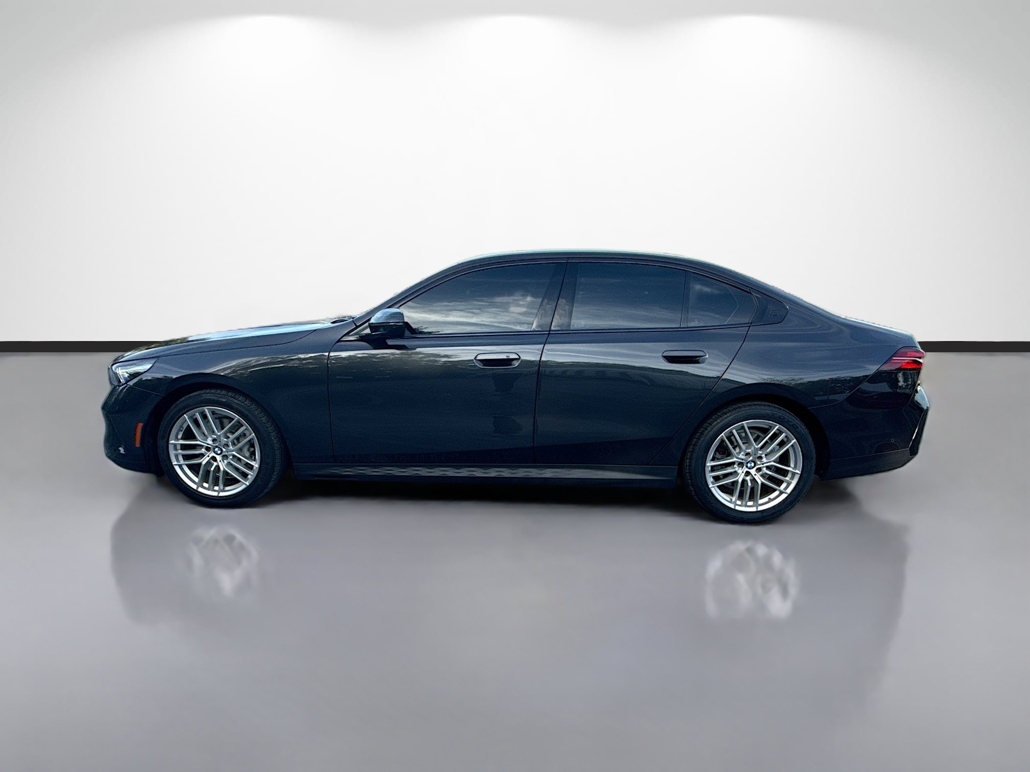 Used 2024 BMW 530i w/ Convenience Package RWD image 6