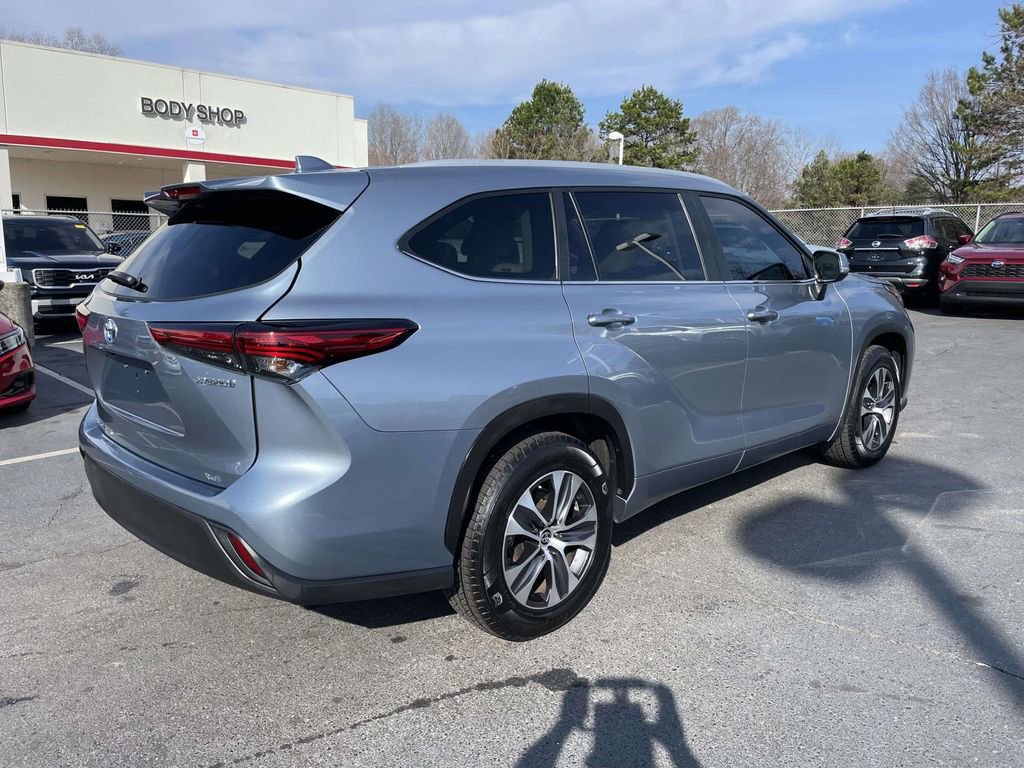 Used 2023 Toyota Highlander XLE image 9