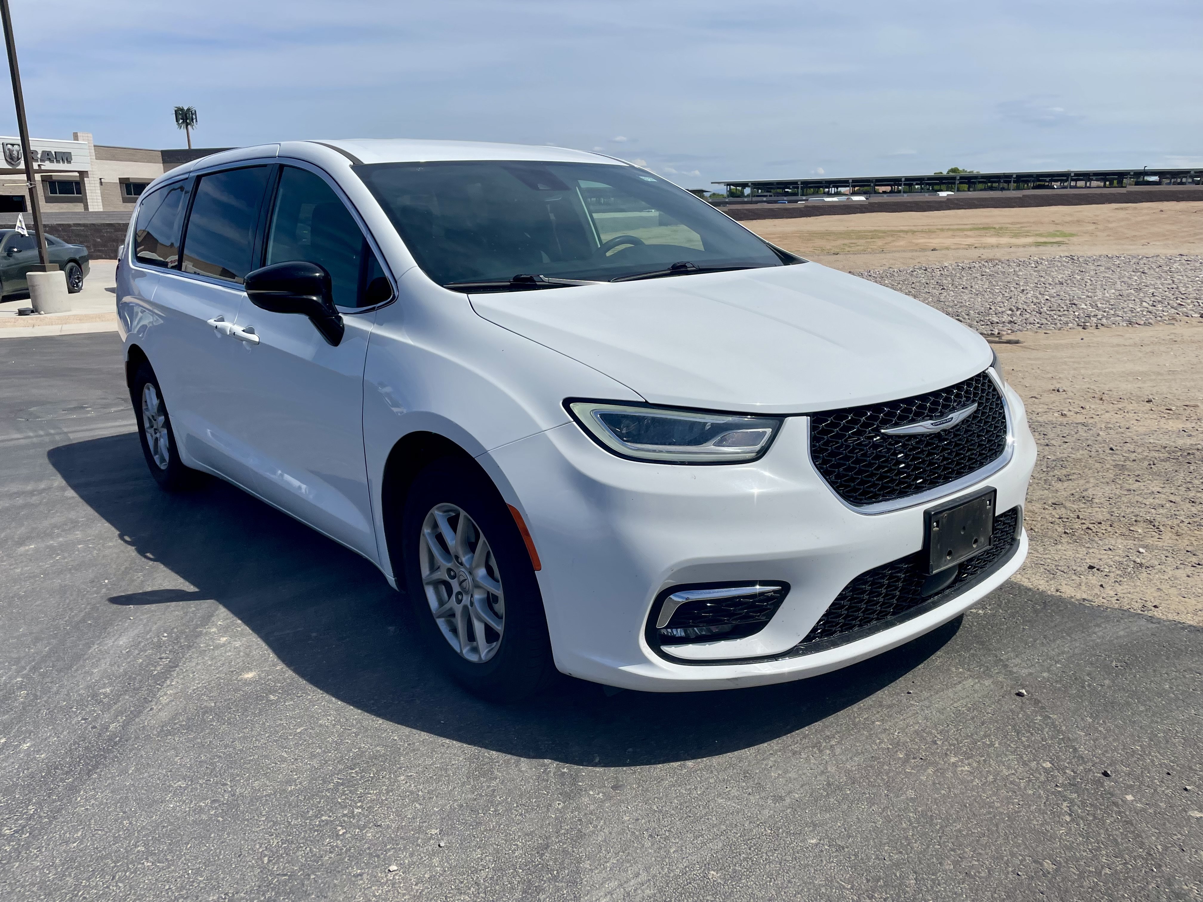 Used 2025 Chrysler Pacifica Select FWD image 7