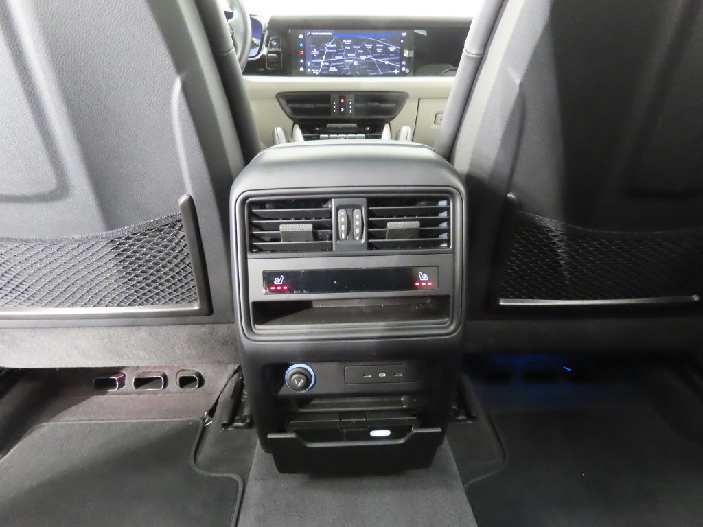 Certified 2025 Porsche Cayenne AWD/4WD image 32