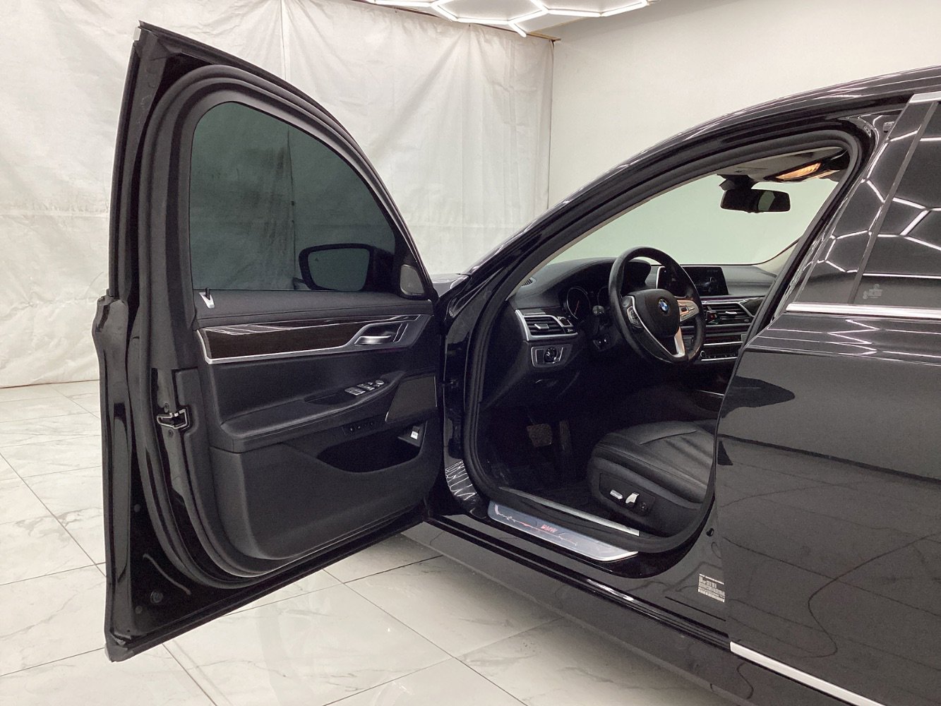 Used 2019 BMW 740i xDrive image 16