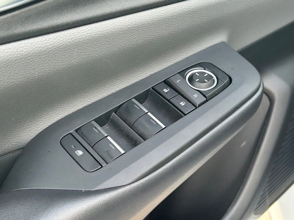 Used 2025 Toyota Prius XLE FWD image 22