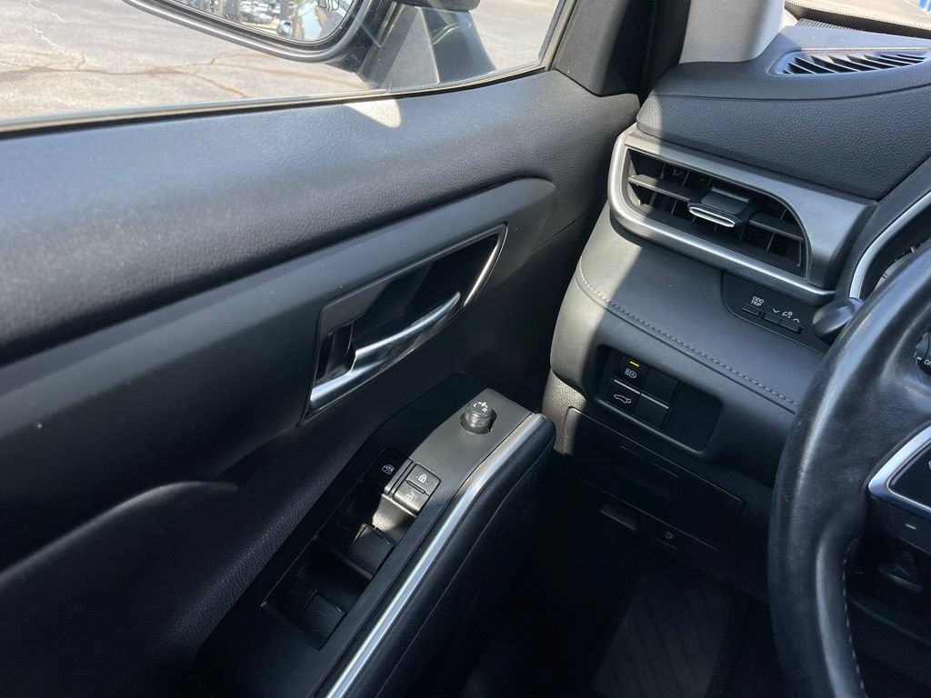 Used 2020 Toyota Highlander XLE FWD image 22